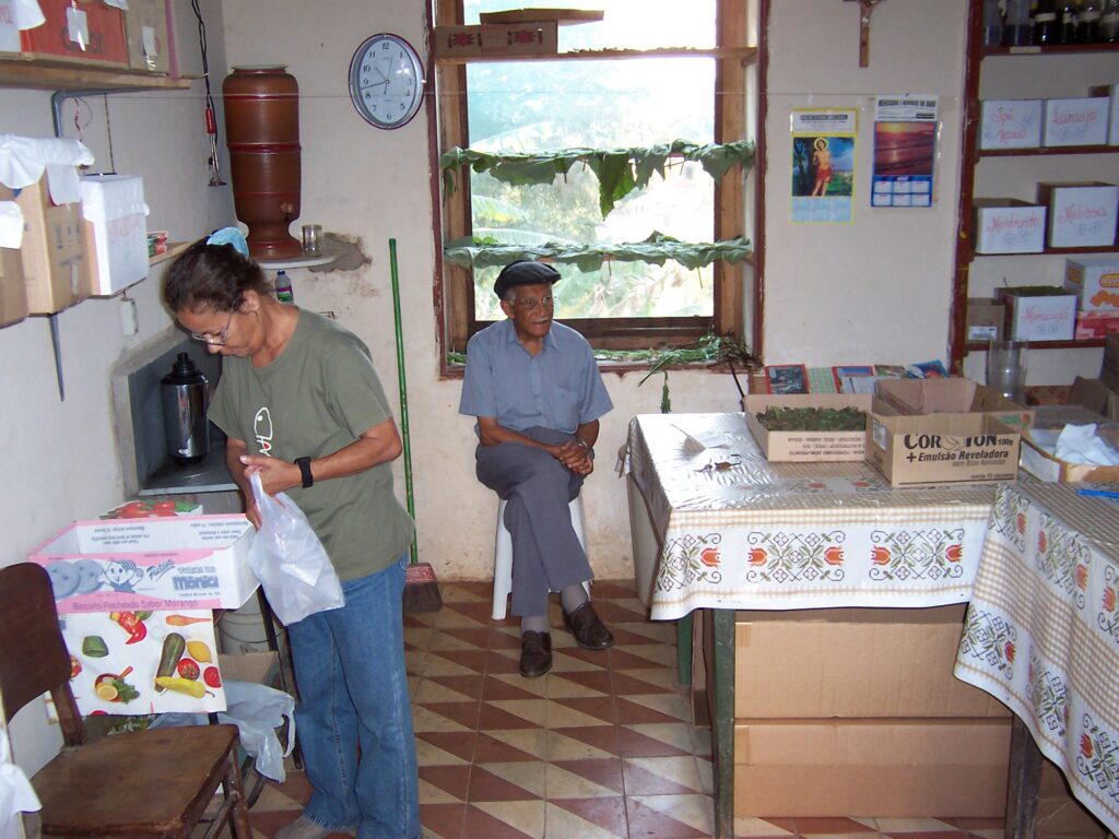 Teiado com Geralda Malaquias na sede da Pastoral da Saúde - 2001